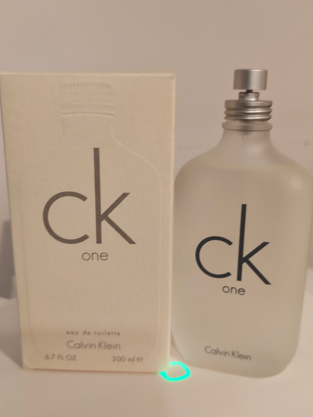 Calvin Klein CK One Eau de Toilette for Men & Women – 200ml (6.7oz)